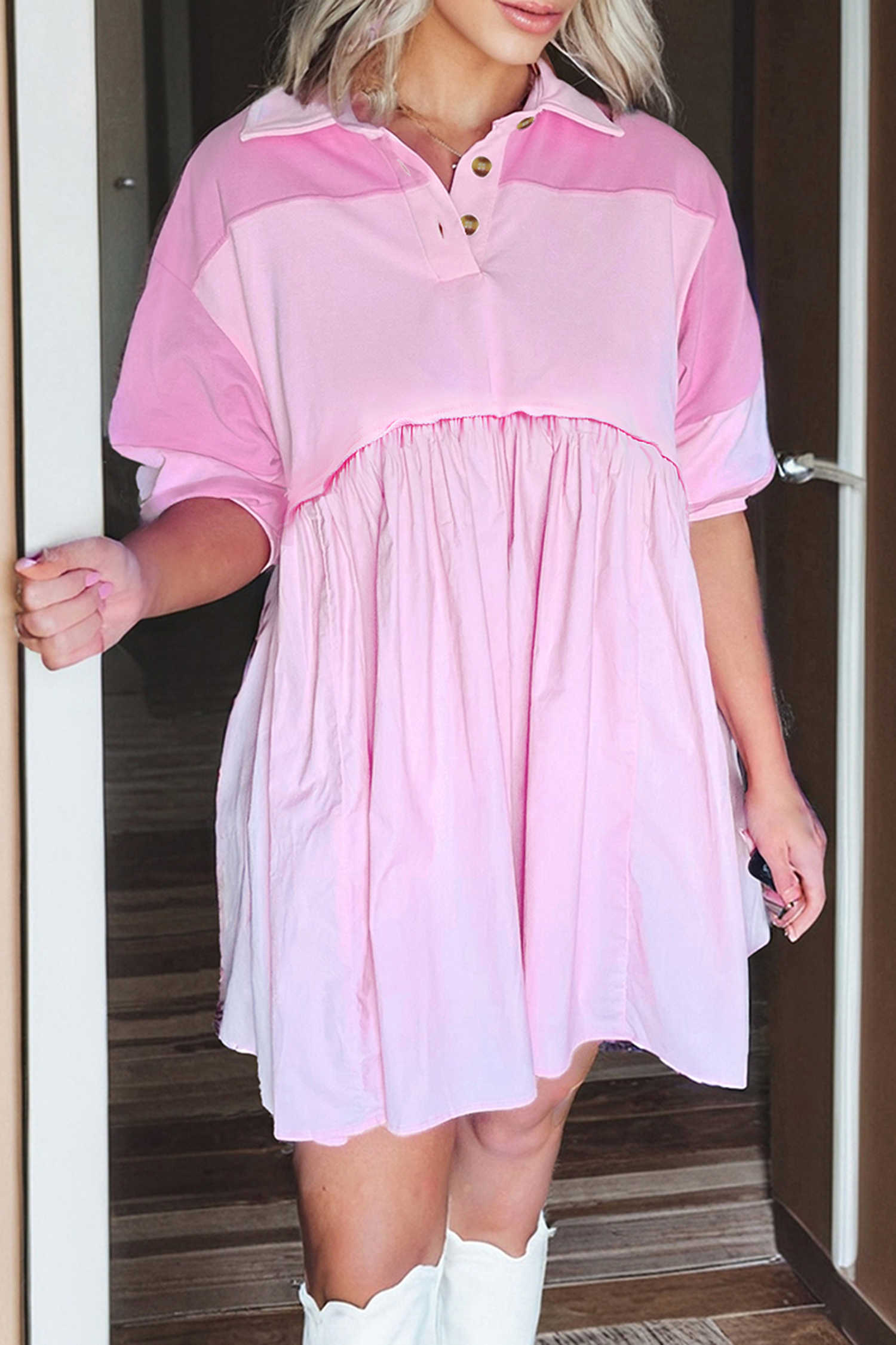 Vestit mini rosa amb coll de polo i botons i blocs de color amb costures crues