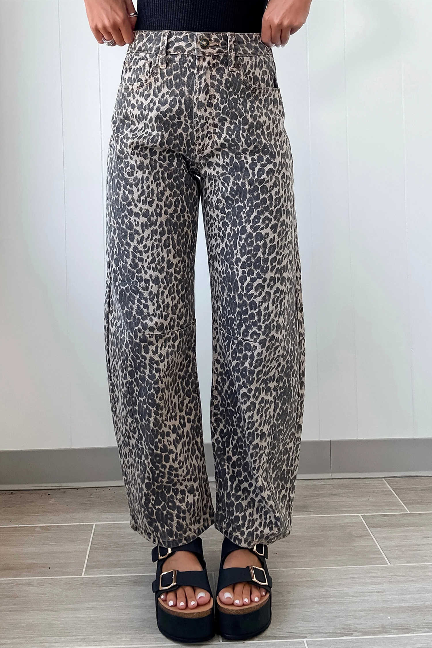 Jeans de barril de cintura alta amb estampat de lleopard negre