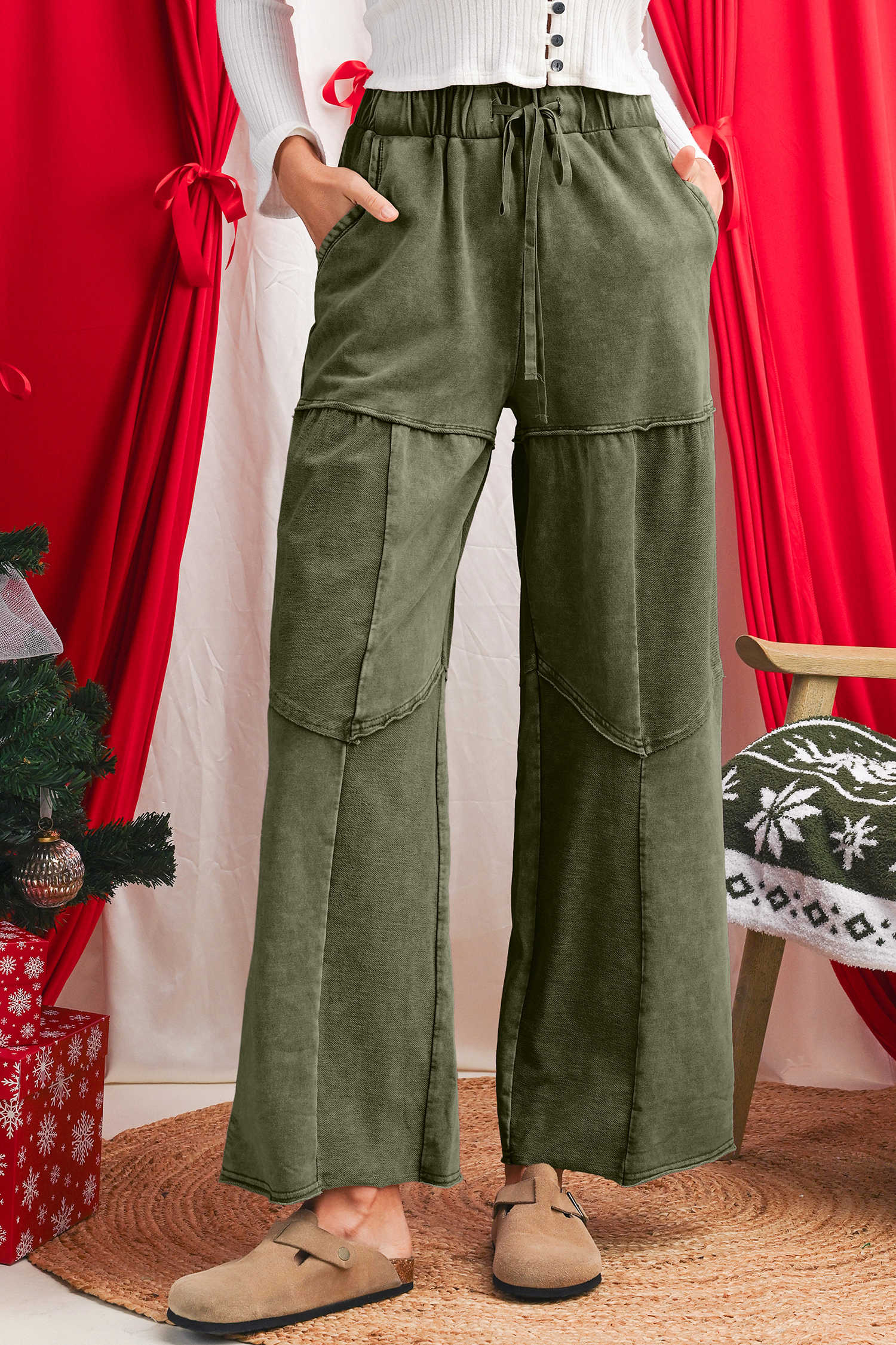 Pantalons amples amb cordó i estampat de retalls amb rentat mineral verd vinya