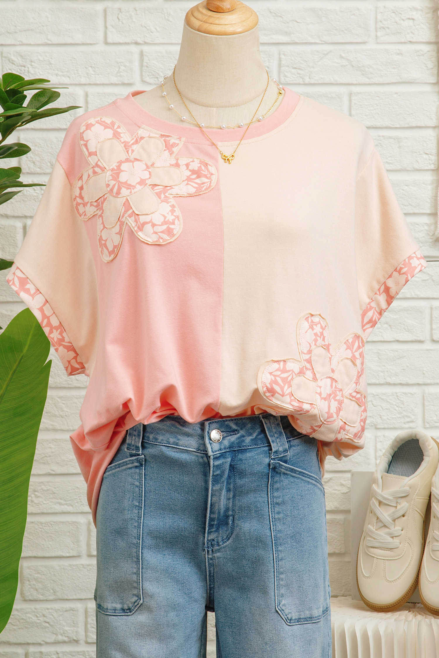 Samarreta ampla amb pegats de flors i blocs de color albercoc