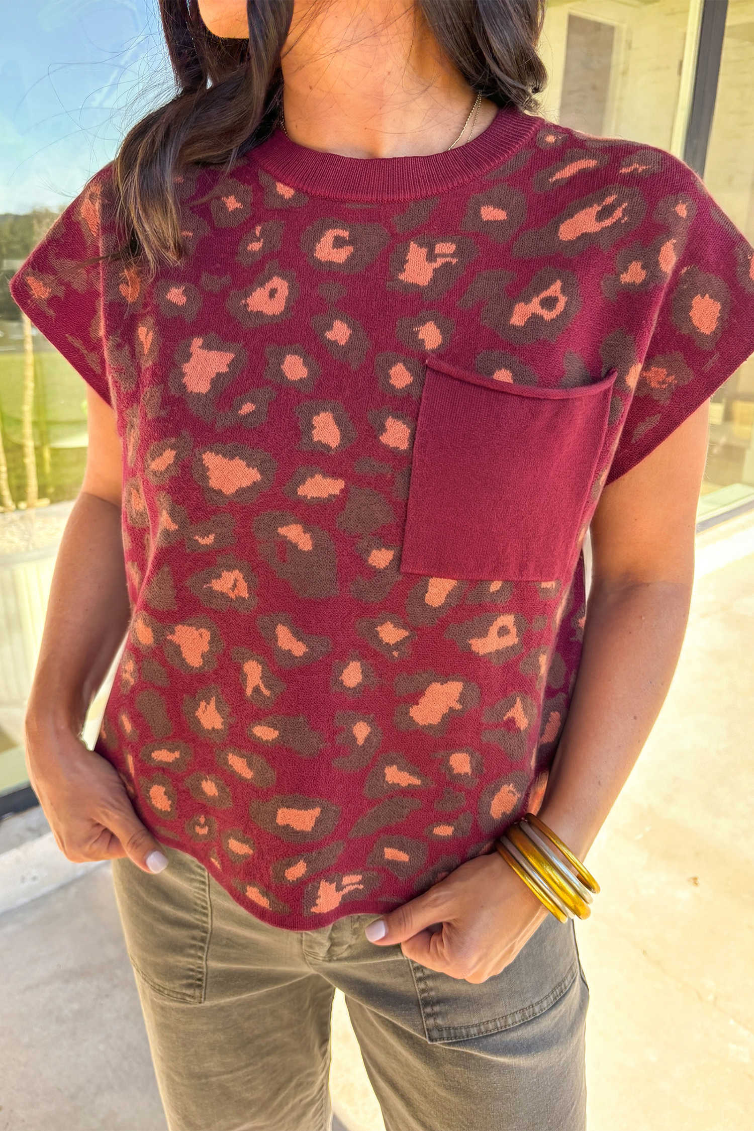 Top de punt amb màniga curta i estampat de lleopard vermell