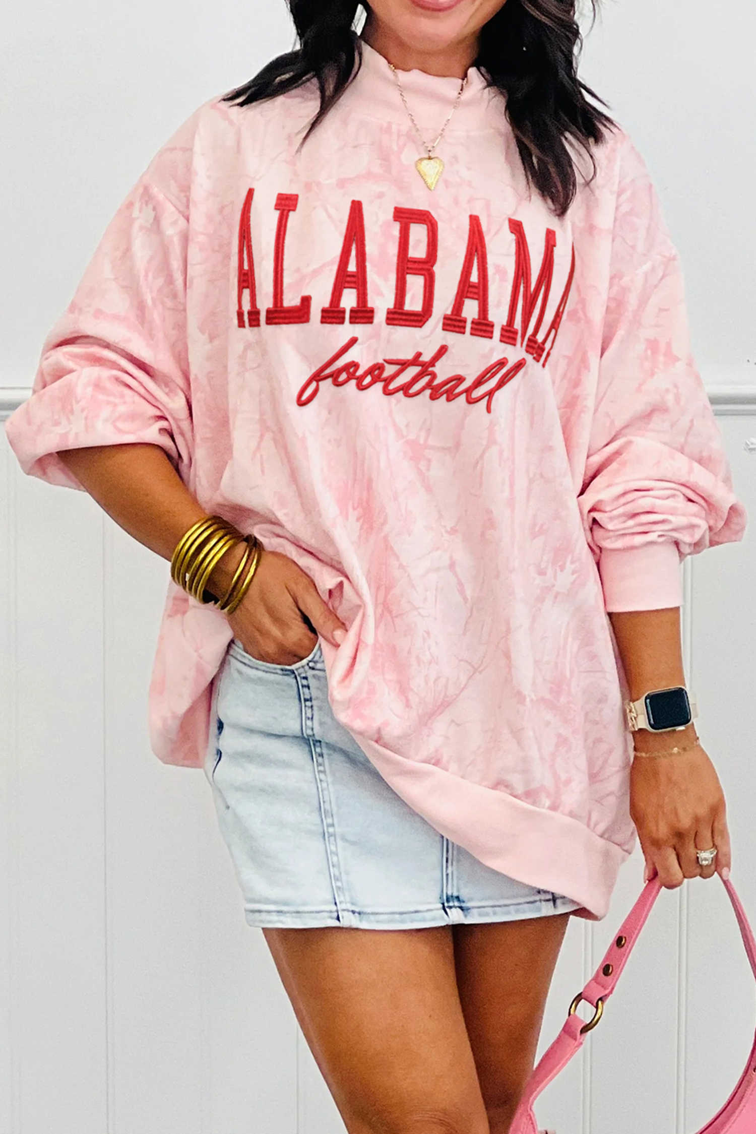 Dessuadora de coll alt amb estampat brodat de futbol ALABAMA tenyit de tie-dye rosa