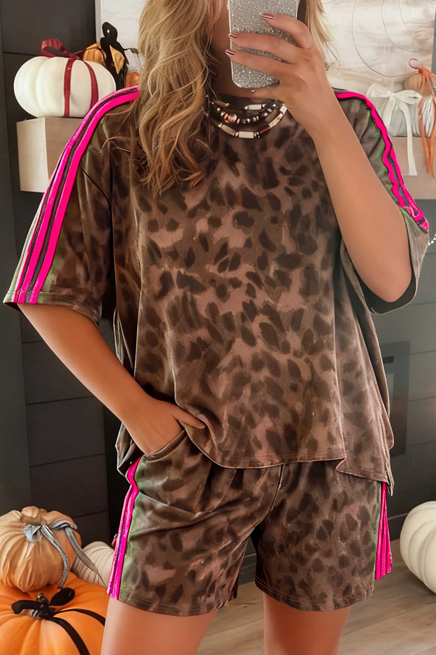 Conjunt de pantalons curts de lleopard amb ratlles marrons en contrast