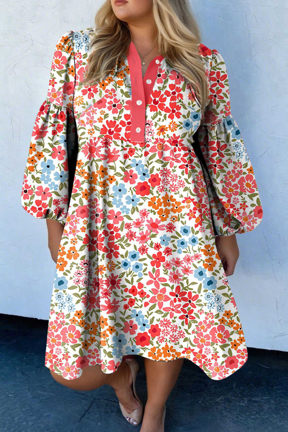 Vestit mini rosa de talla gran amb coll en V i màniga bufada i estampat de lleopard amb botons