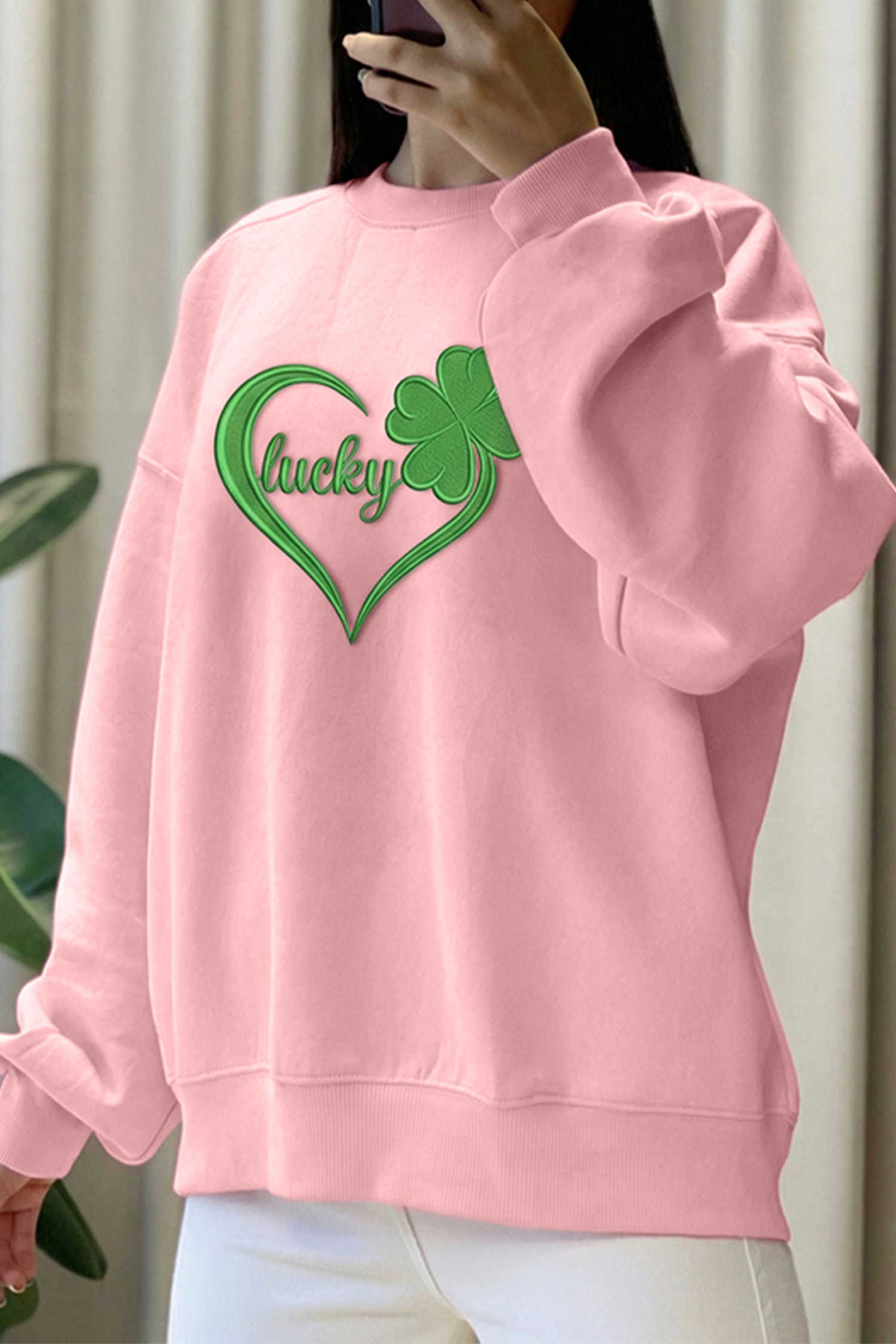 Dessuadora estampada brodada amb cors de trèvol rosa i bufanda