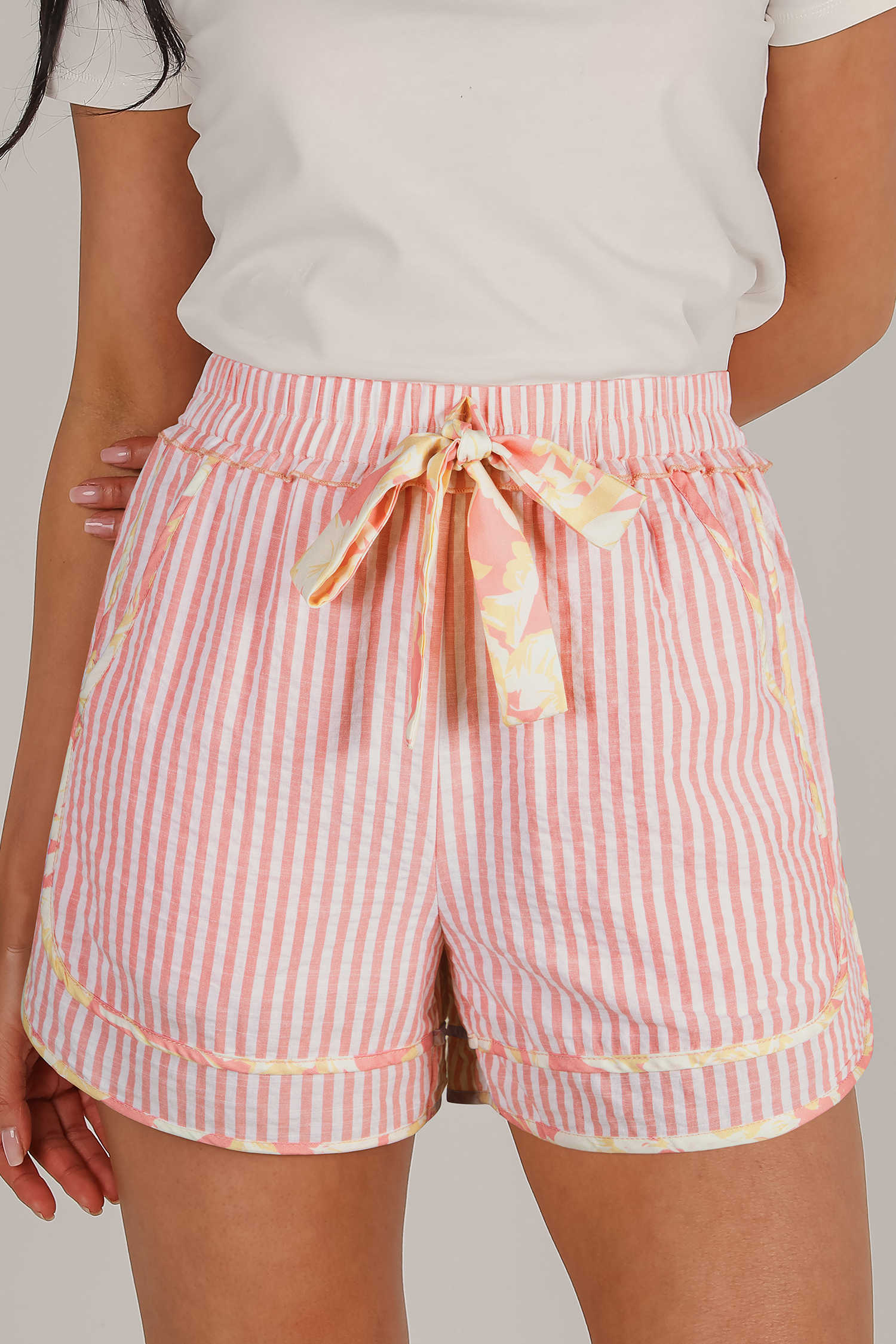 Pantalons curts casuals de ratlles amb nus de cinta i rivets florals de color rosa clar