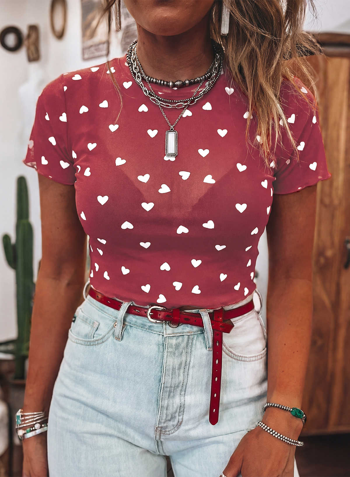 Top de màniga curta de malla amb estampat de cors vermells de carreres