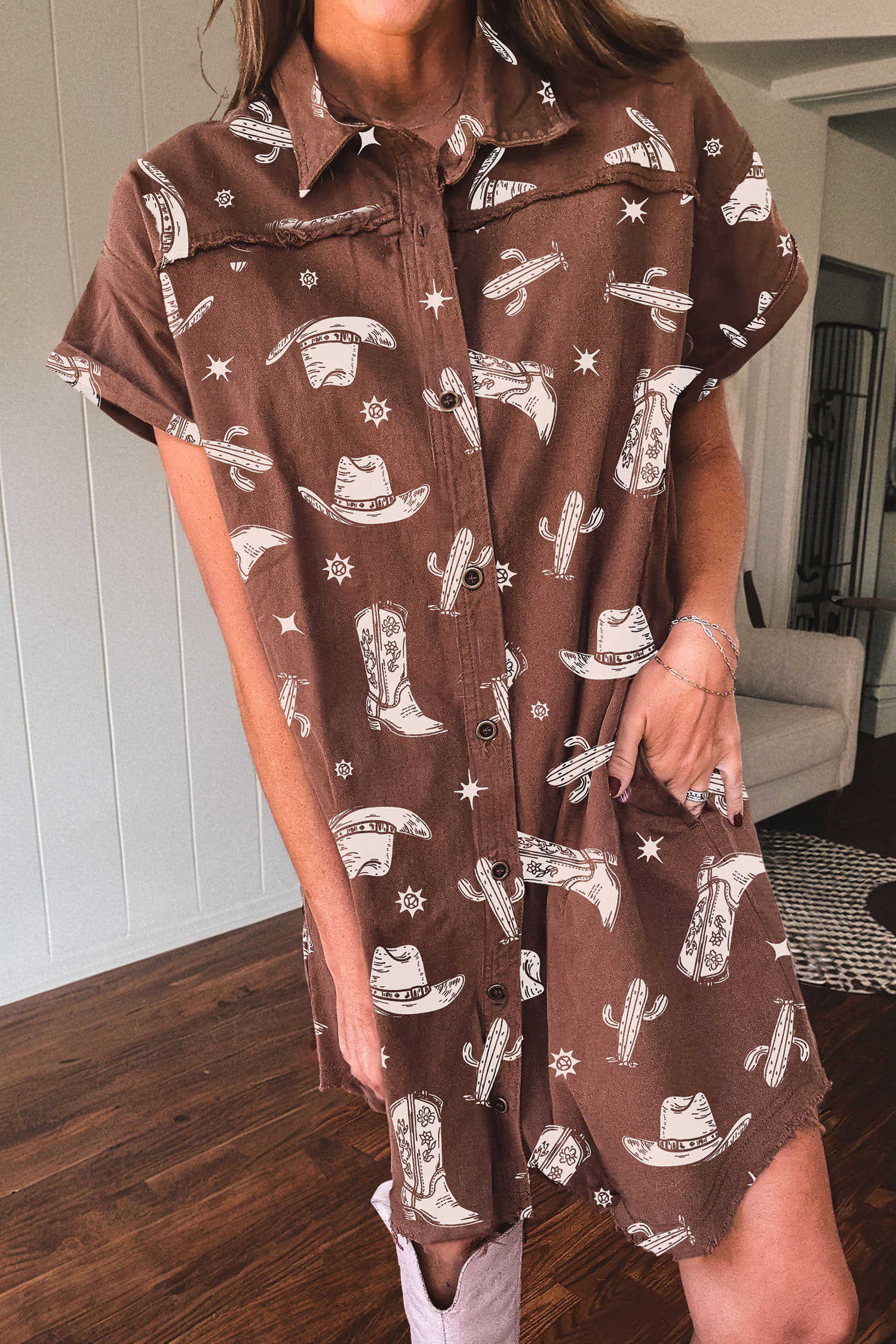 Vestit curt de texà amb botons i vora crua amb estampat de cactus i barrets de vaquera marrons