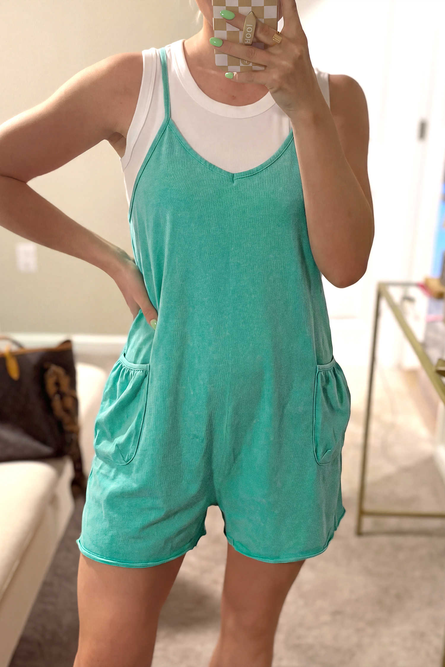 Romper amb butxaques de tirants fins i rentats minerals de color verd menta