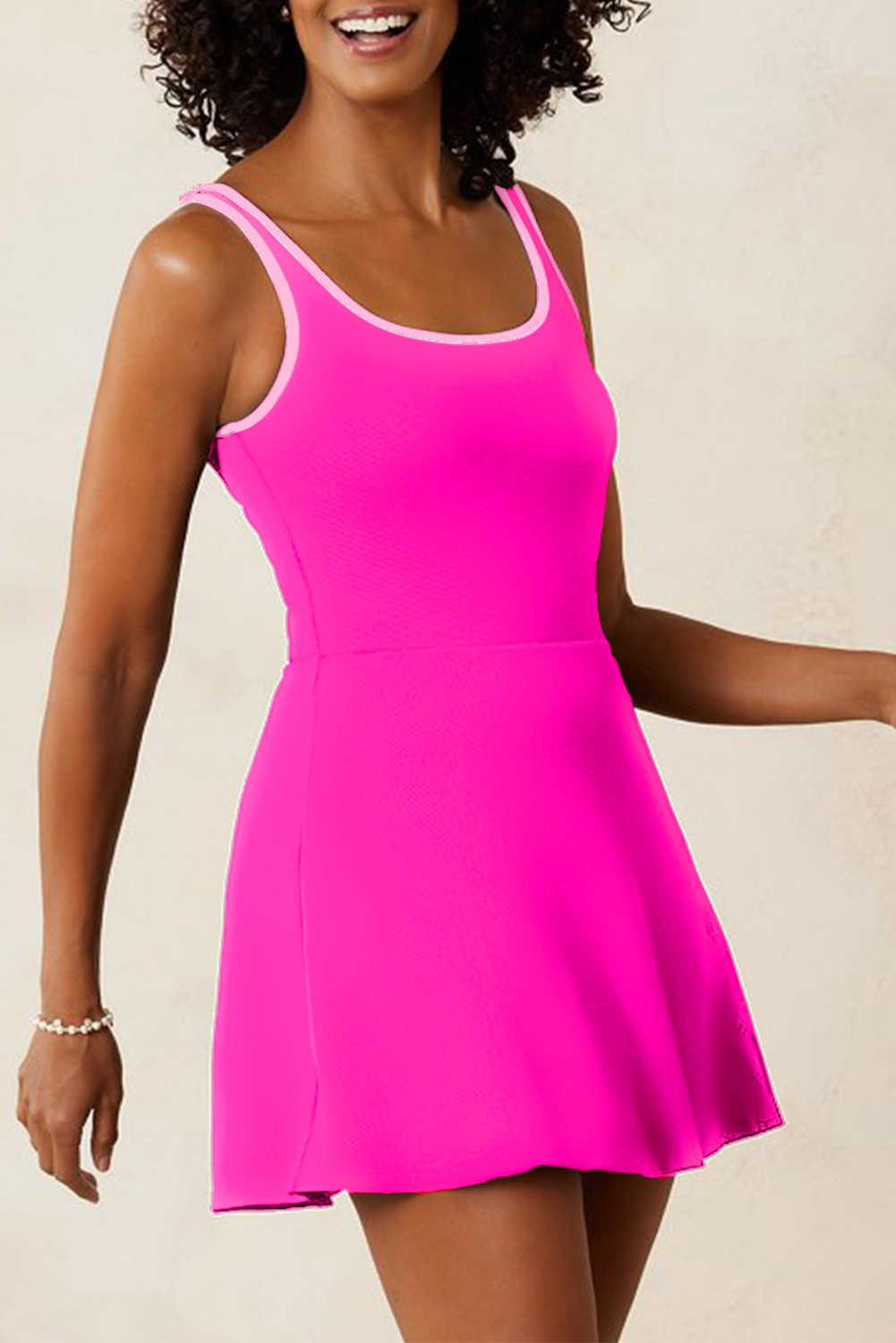 Vestit de bany d'una peça amb escot en contrast de color vermell rosa i pantalons curts actius