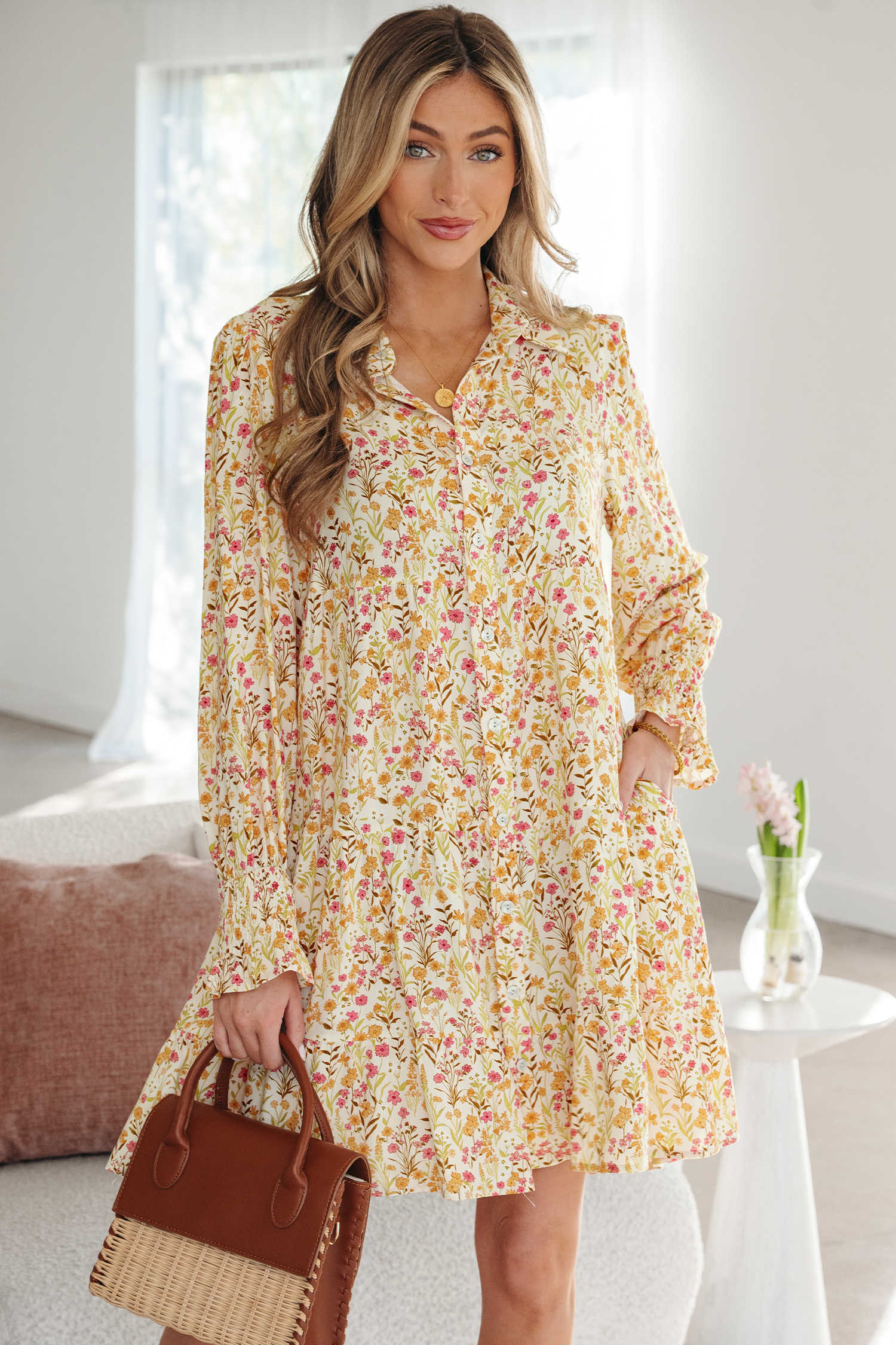 Vestit camisó ample de màniga llarga amb estampat floral groc i vores amb volants