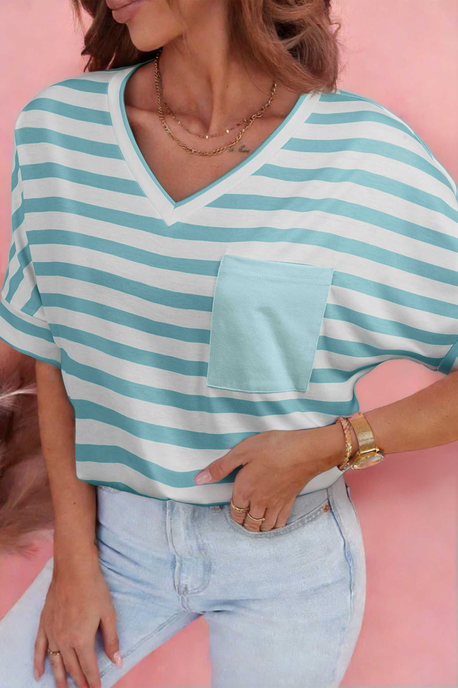 Samarreta informal de ratlles blaves cel amb coll en V i butxaca amb pegats