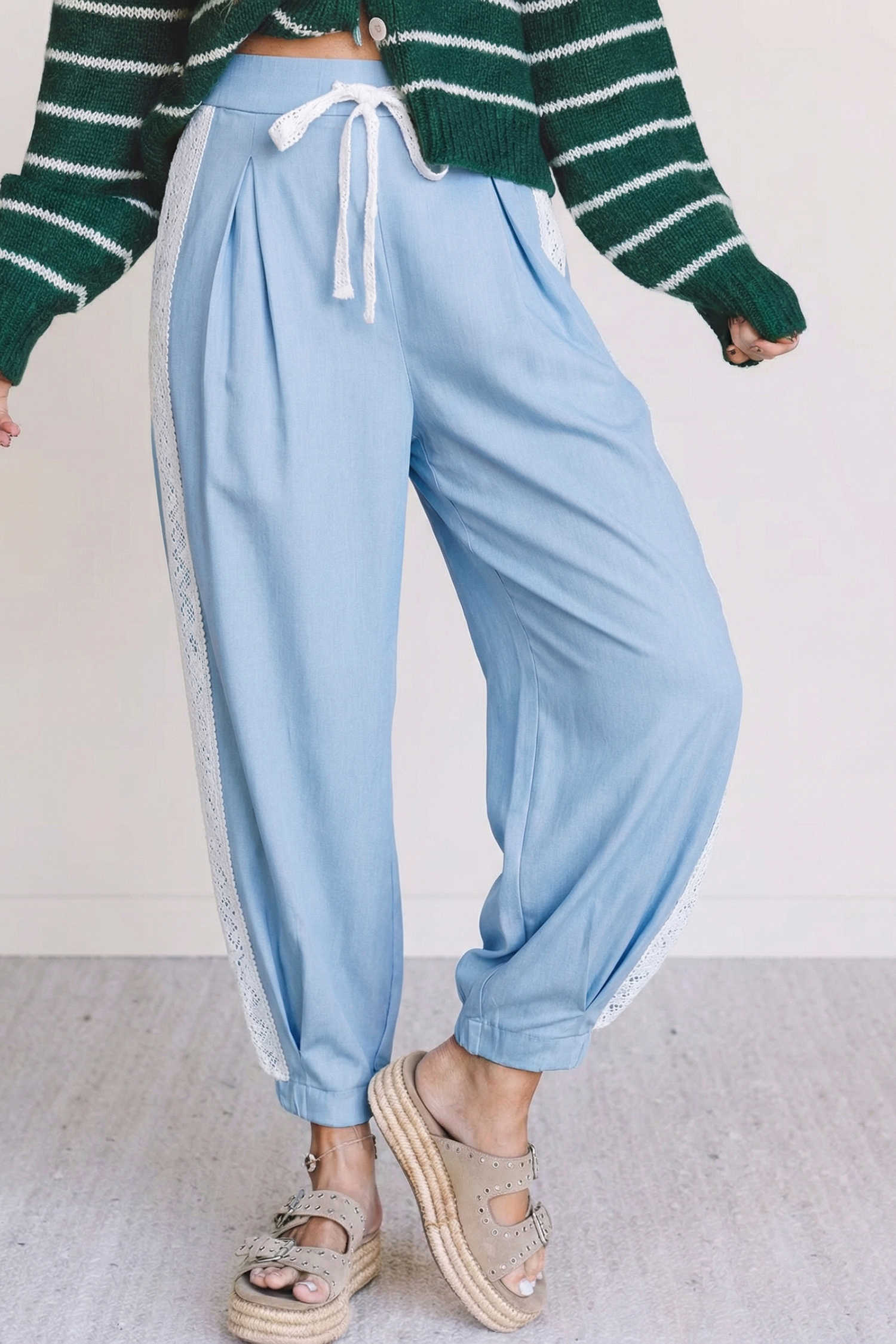 Pantalons amples amb butxaques i detalls florals de punta blava Beau Blue