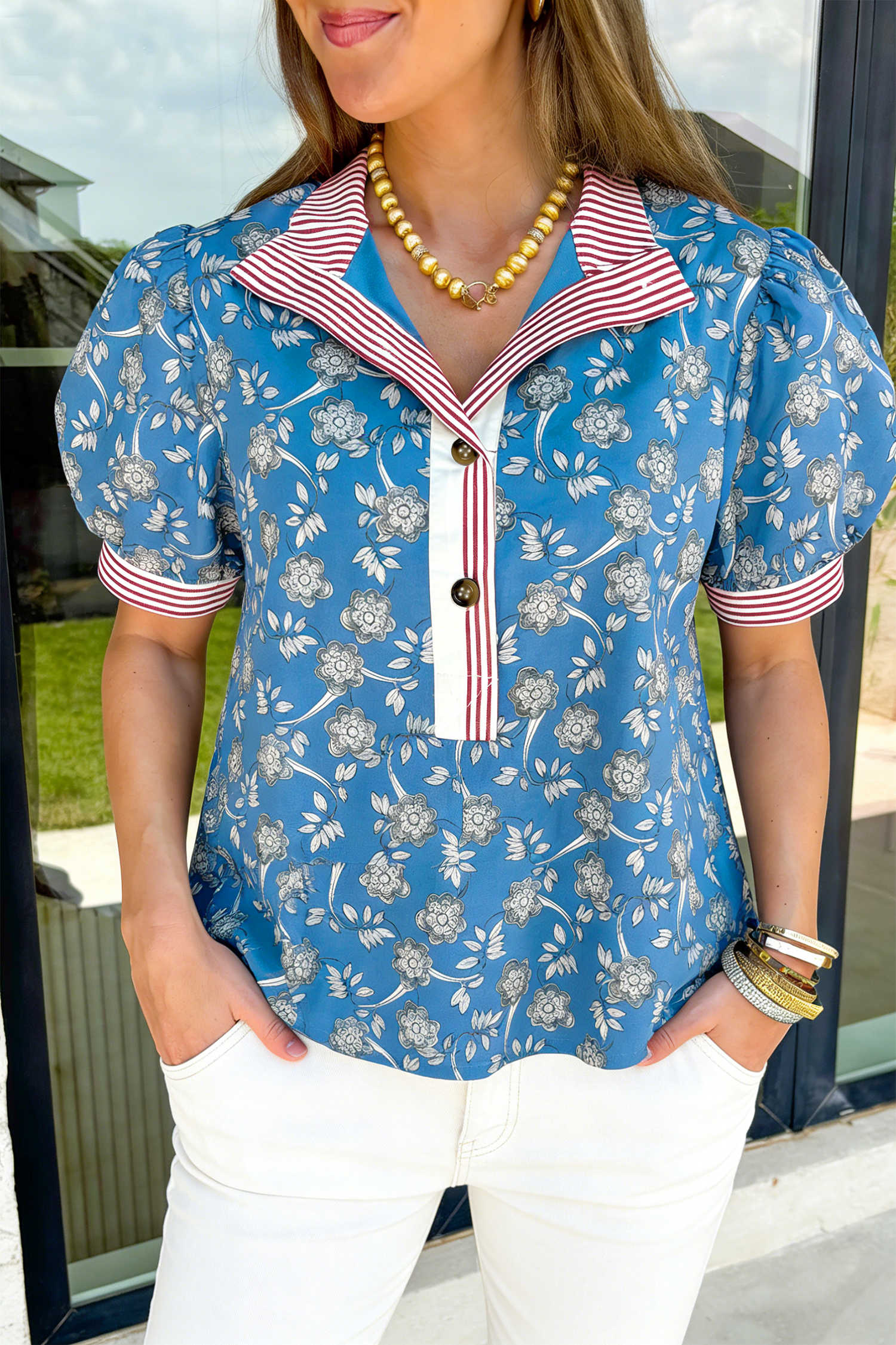 Brusa blava de màniga curta amb estampat floral retro i ratlles, coll amb botons