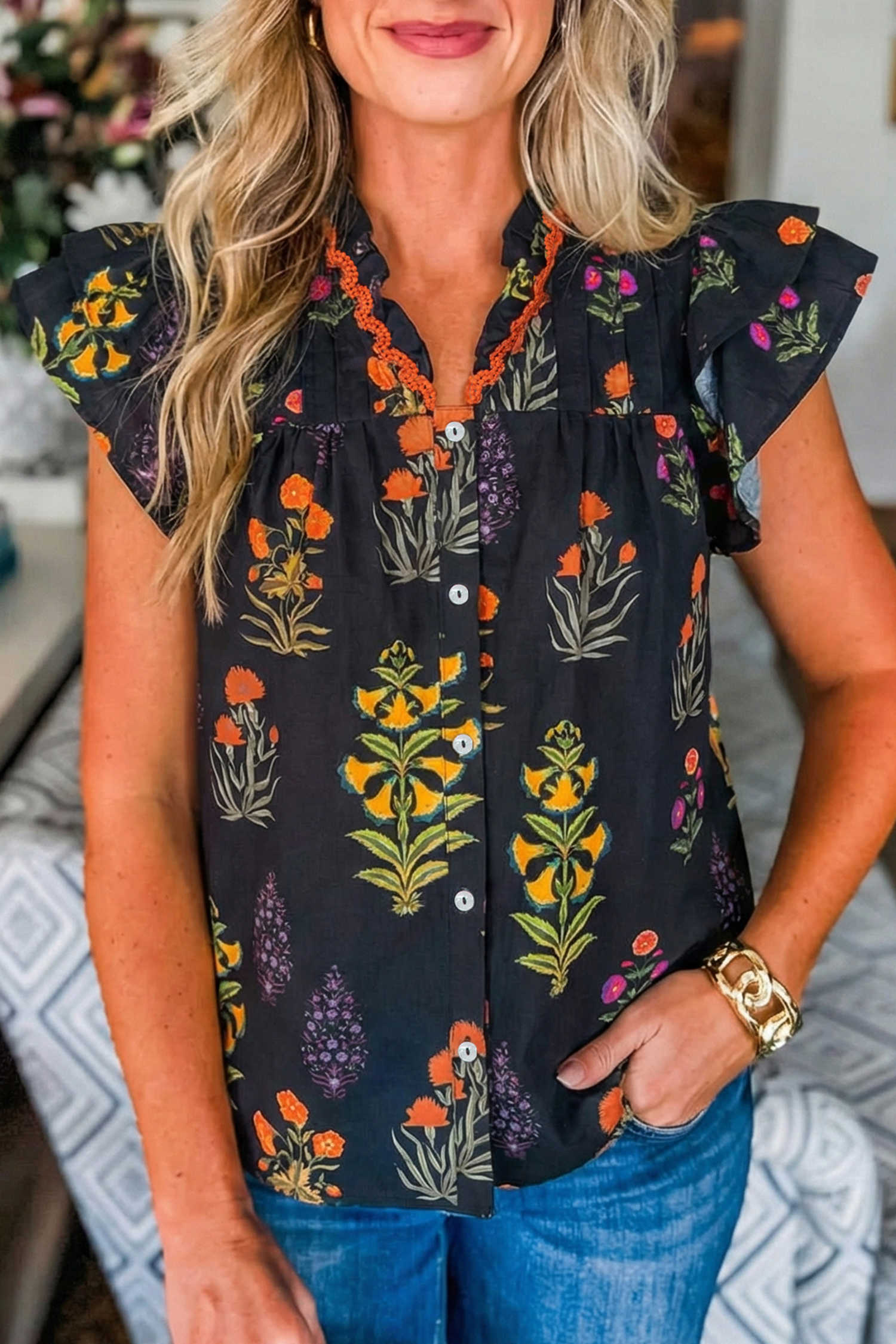 Camisa de màniga curta amb coll en V i estampat floral negre amb vores de puntes