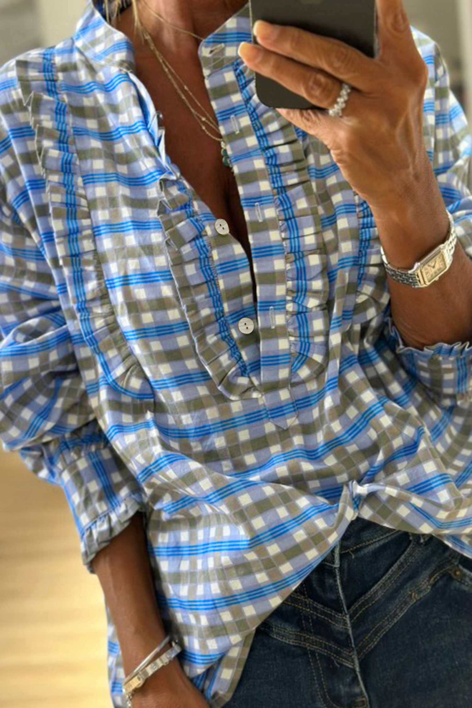 Brusa de mig botó amb detall de volants i màniga llarga a quadres blau cel