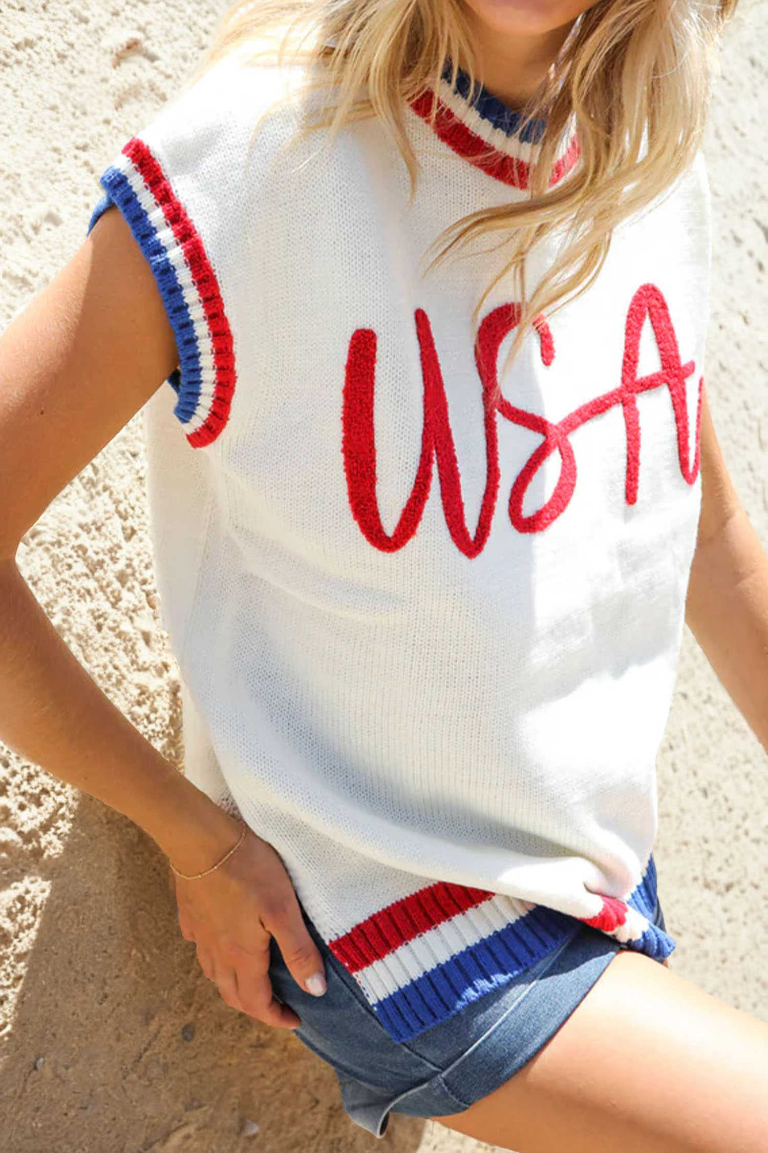 Jersei blanc de màniga curta amb coll rodó i ratlles contrastades dels EUA