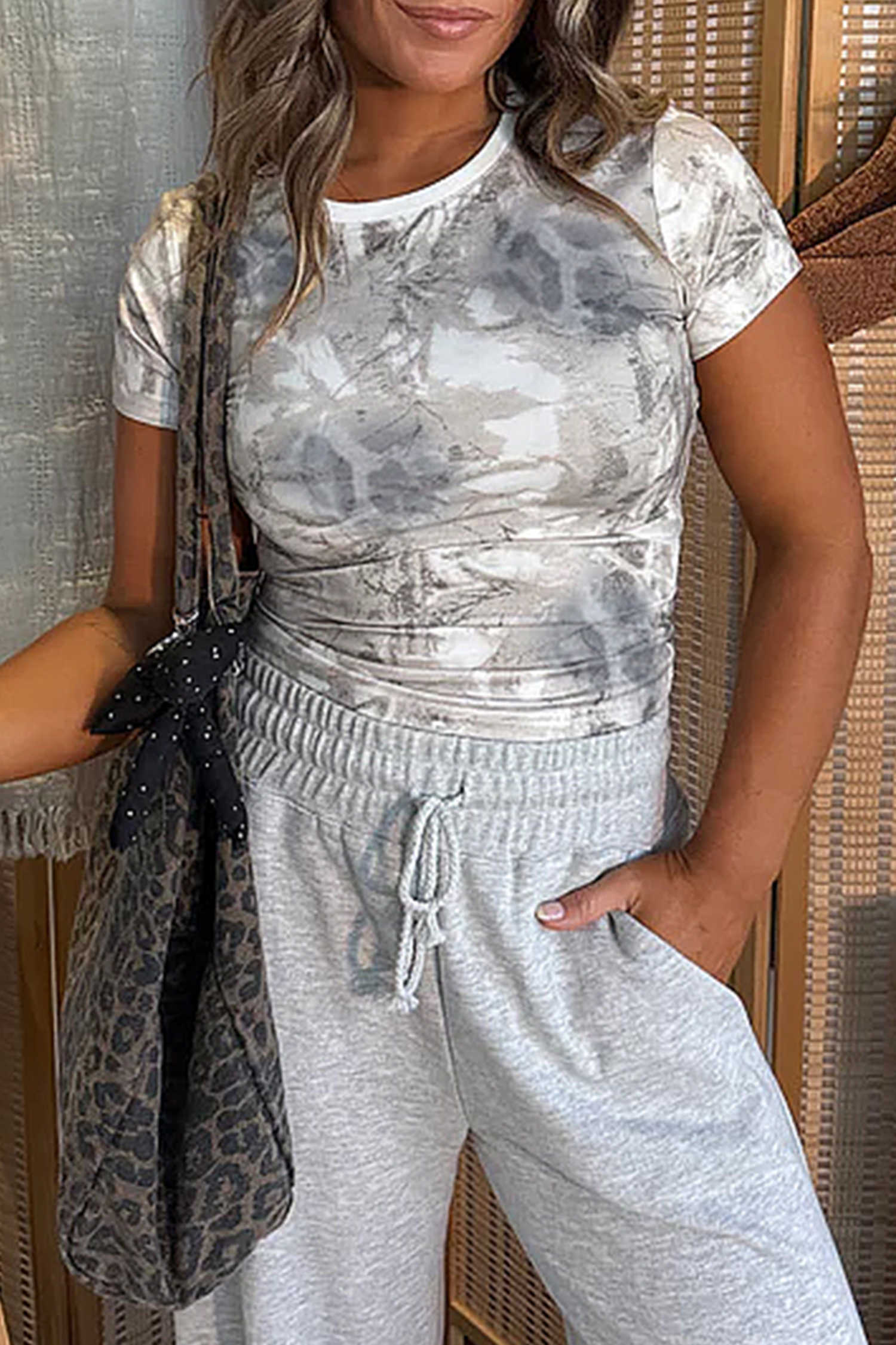 Samarreta ajustada grisa amb estampat de bosc abstracte