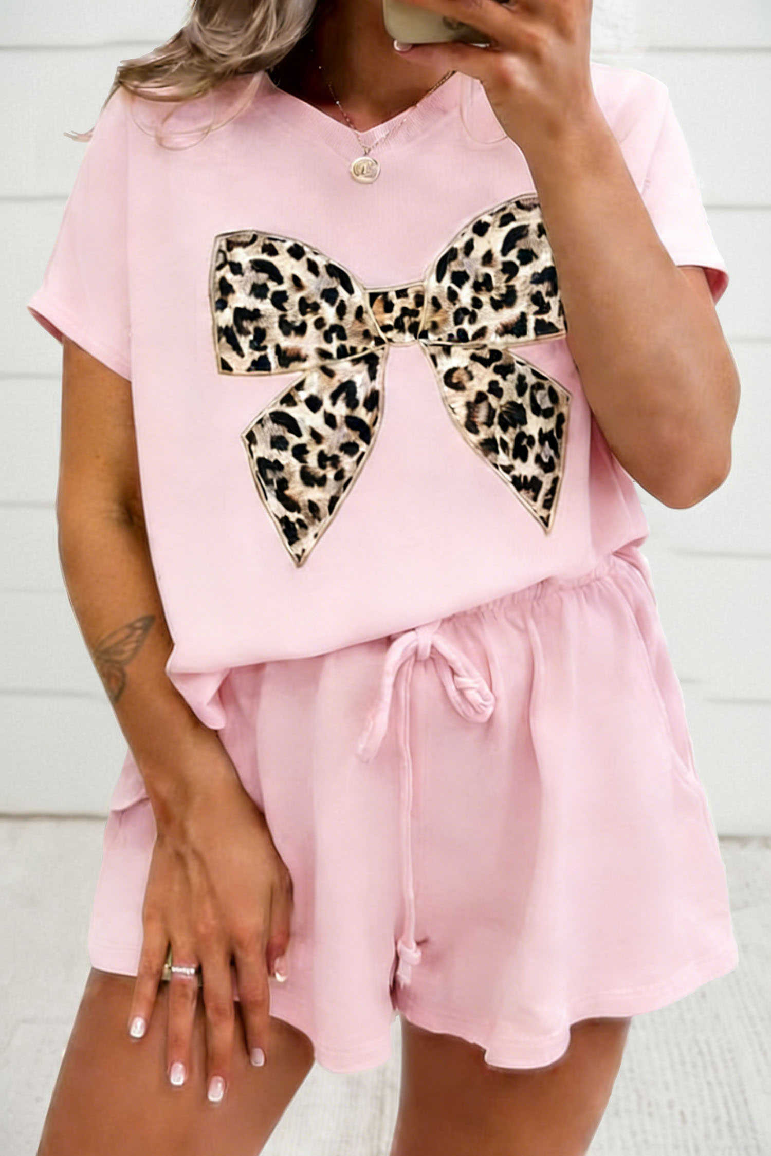 Light Pink Contrast Leopard Bow Patched V Neck Loose Tee Drawstring Shorts 2pcs Outfit