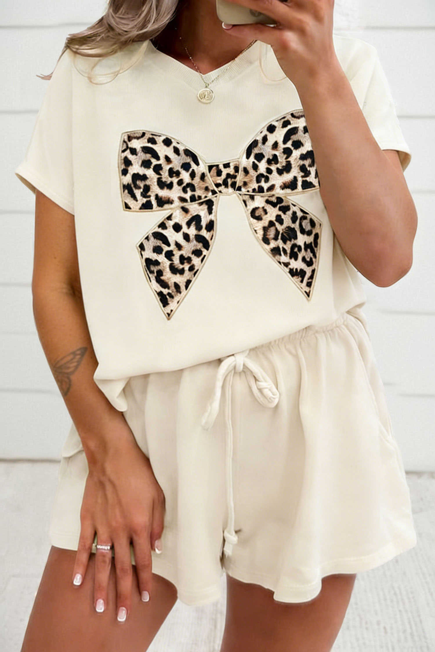 White Contrast Leopard Bow Patched V Neck Loose Tee Drawstring Shorts 2pcs Outfit