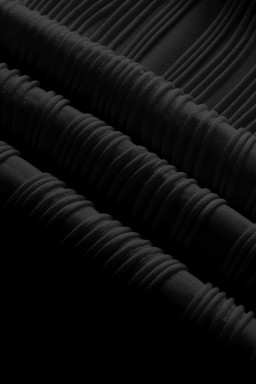 Black Solid Color Wavy Textured Plus Size Tee