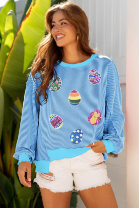 Top de blocs de color amb costures exposades i ous de Pasqua de lluentons Myosotis