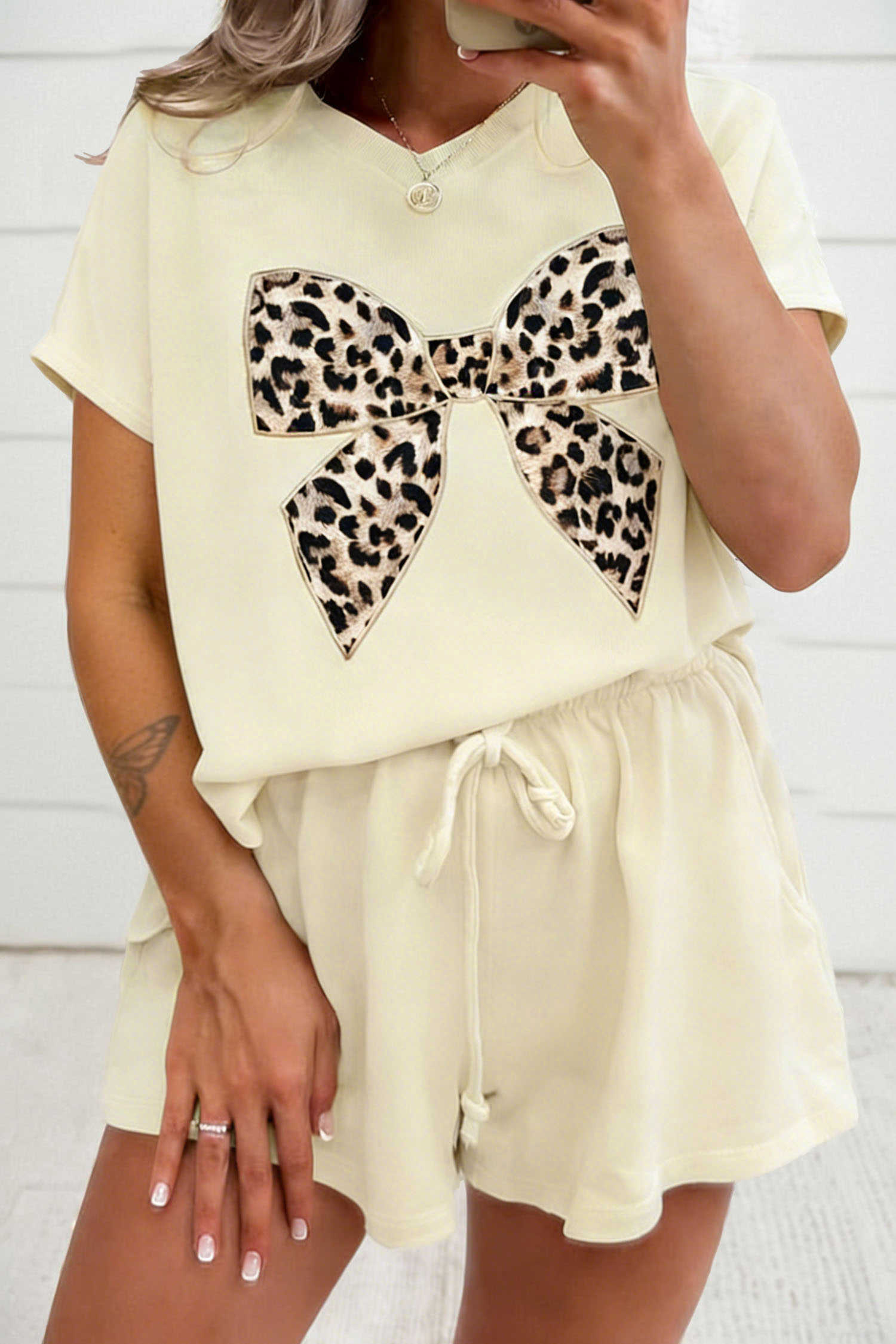 White Contrast Leopard Bow Patched V Neck Loose Tee Drawstring Shorts 2pcs Outfit