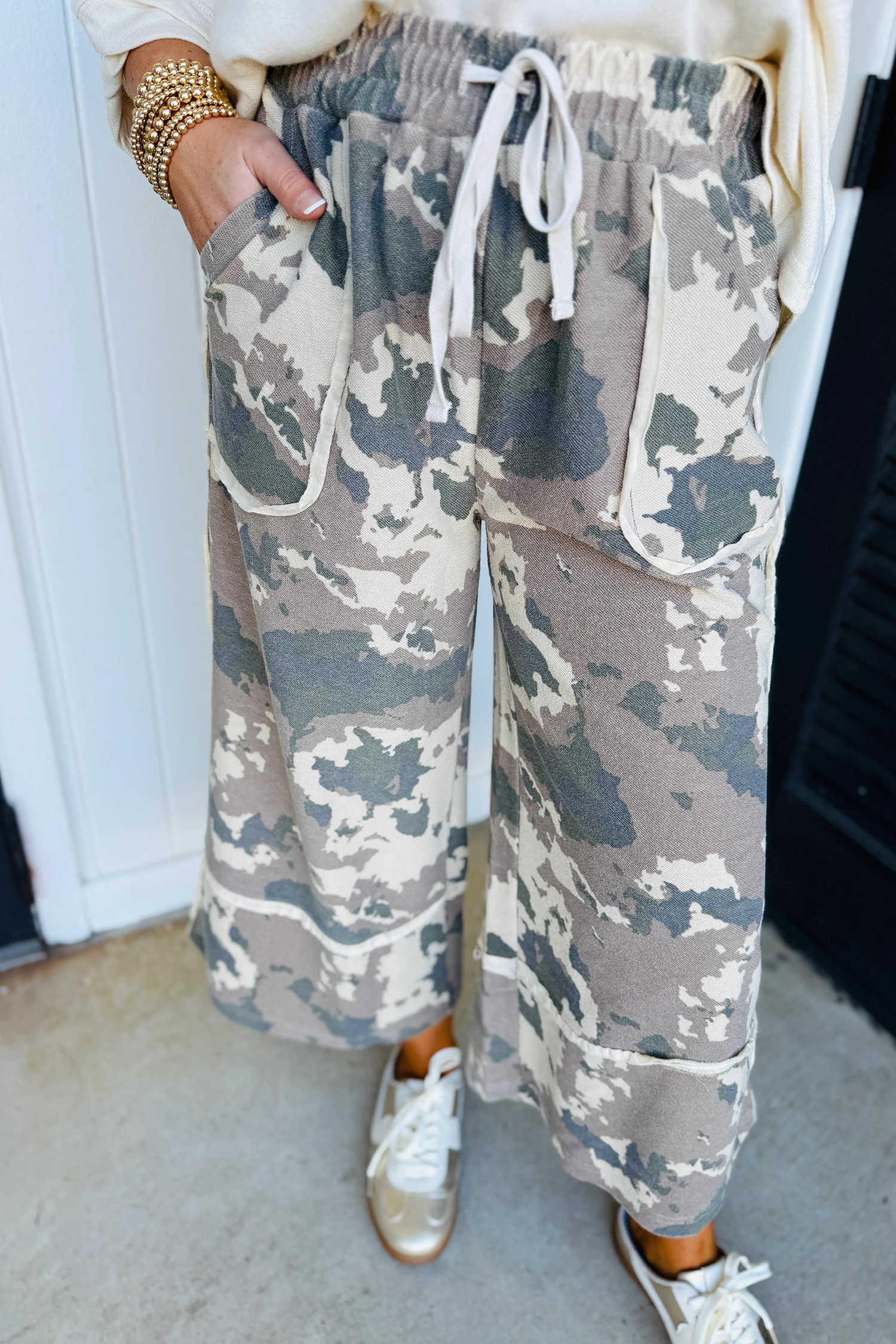 Brown Camouflage Print Contrast Lace-up Raw Edge Pocketed Loose Pants